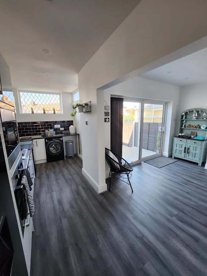 Delightful Newly Renovated 3-Bed House With Garden Beach Hut Blackpool