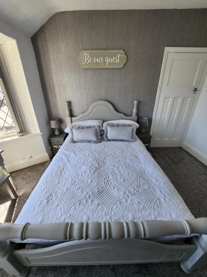 Delightful Newly Renovated 3-Bed House With Garden Beach Hut Blackpool Holiday home
