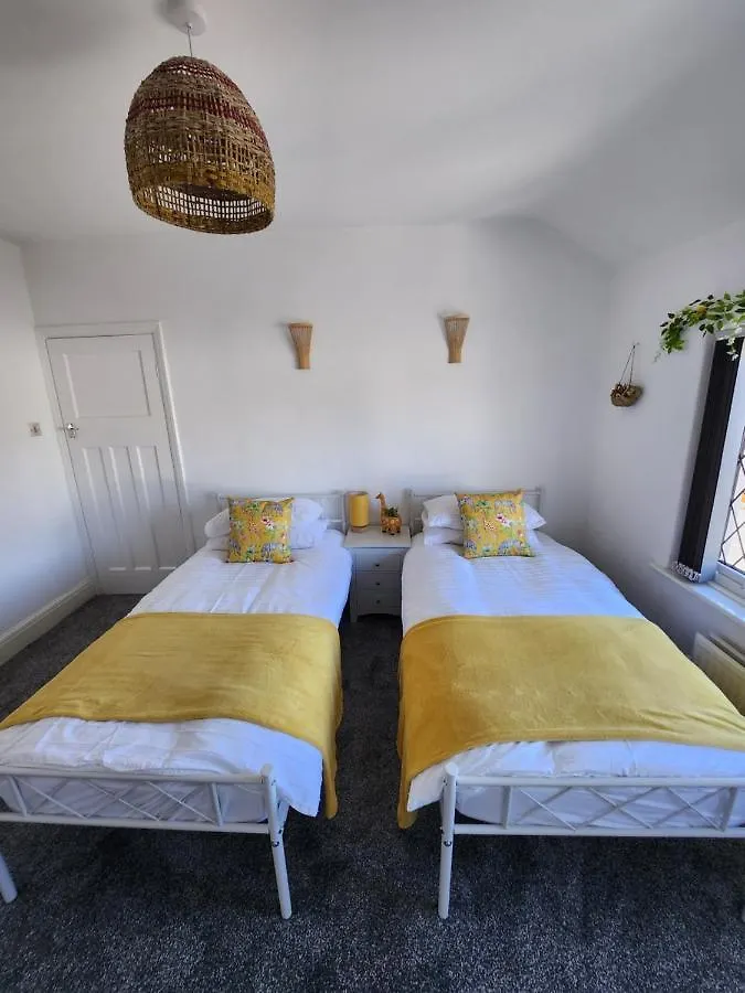 Delightful Newly Renovated 3-Bed House With Garden Beach Hut Blackpool