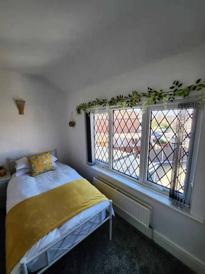Delightful Newly Renovated 3-Bed House With Garden Beach Hut Blackpool Holiday home