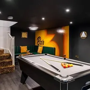  Holiday home Ultimate Glam, Vintage Pad. Cool 70s Bar. United Kingdom