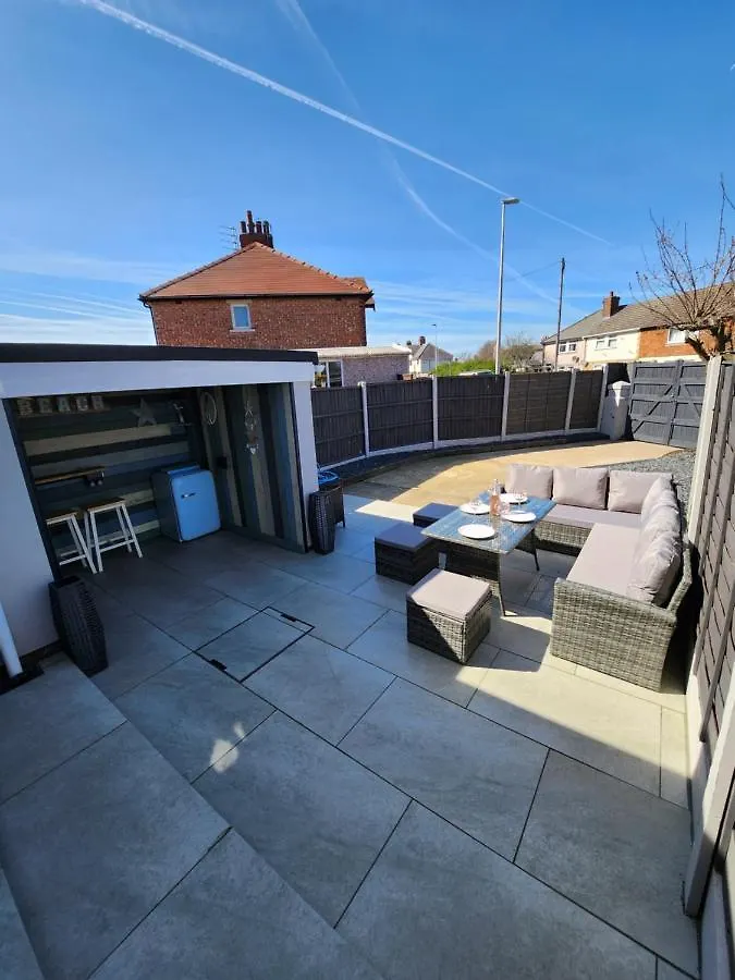 Delightful Newly Renovated 3-Bed House With Garden Beach Hut Блэкпул Дом отдыха