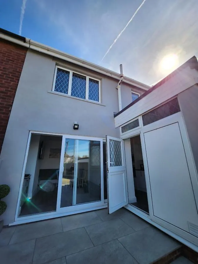 Delightful Newly Renovated 3-Bed House With Garden Beach Hut Блэкпул