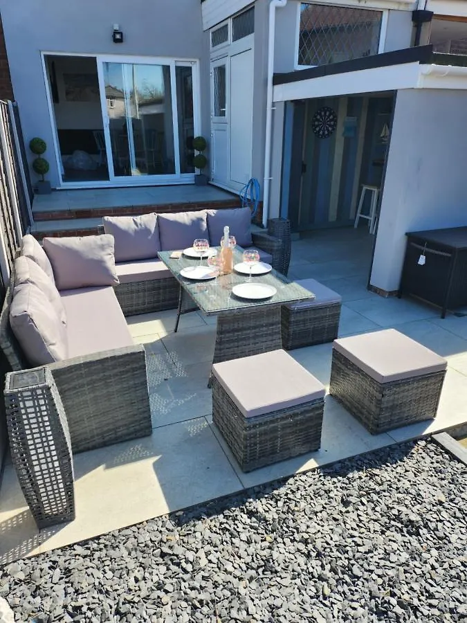 Delightful Newly Renovated 3-Bed House With Garden Beach Hut Блэкпул