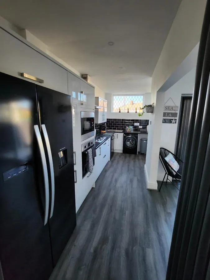 Дом отдыха Delightful Newly Renovated 3-Bed House With Garden Beach Hut Блэкпул Великобритания