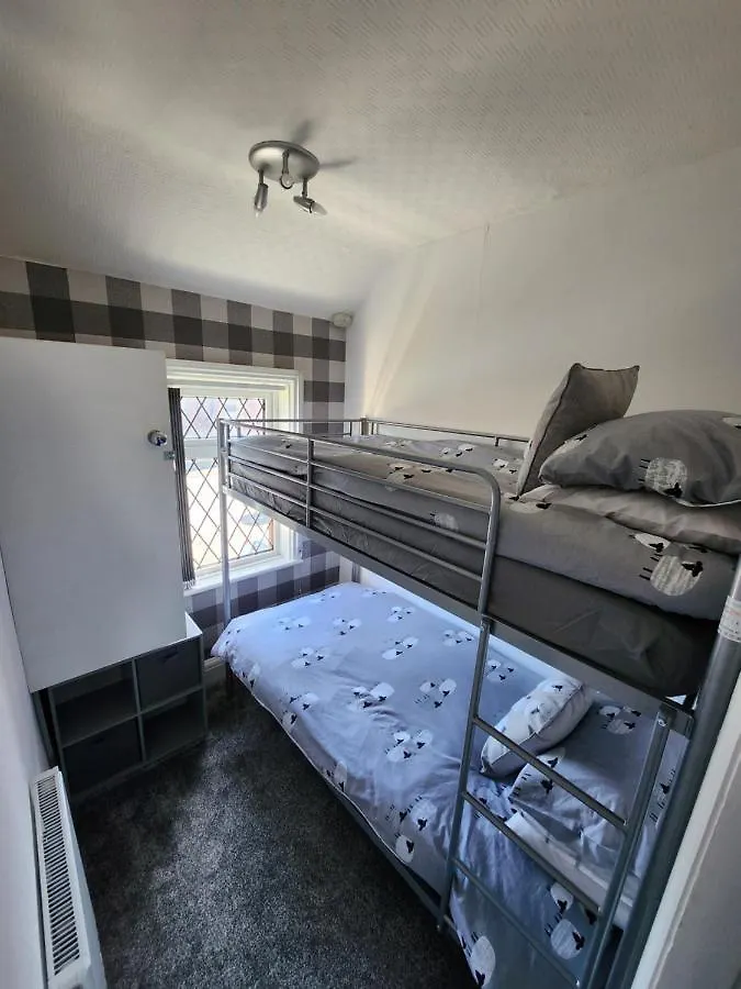 Дом отдыха Delightful Newly Renovated 3-Bed House With Garden Beach Hut Блэкпул